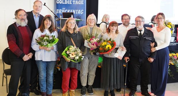 Bürgermeisterin Stefanie Friedrich-Suhr (re.) dankte den engagierten Bürgerinnen und Bürgern: Reiner Kolbe, Pater Ralf Winterberg, Birgit Kolbe, Martina Christiansen, Cornelia Schlundt, Michaela Howitt, Andreas Wendlandt und Andreas Horstmann (v. lks.).