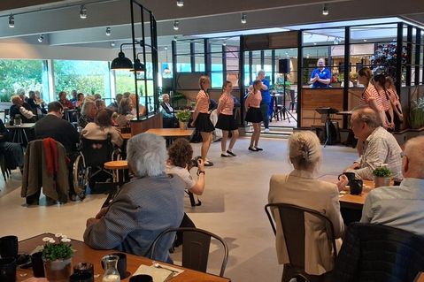 Zahlreiche Gäste waren der Einladung in den Hansa-Park gefolgt und erlebten einen rundum gelungenen Nachmittag voller Musik, Begegnungen und guter Gespräche.