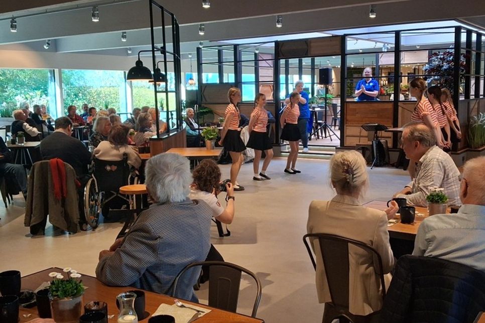 Zahlreiche Gäste waren der Einladung in den Hansa-Park gefolgt und erlebten einen rundum gelungenen Nachmittag voller Musik, Begegnungen und guter Gespräche.