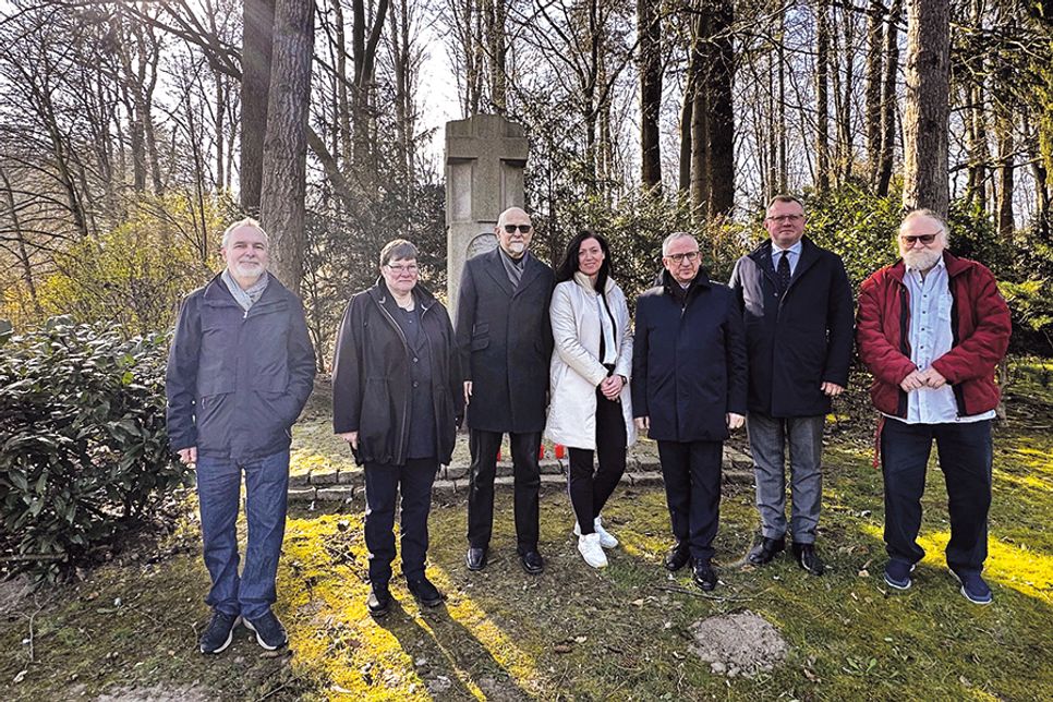 Günter Knebel (von links), Anja Bendfeldt, Peter Wendt, Bettina Schäfer, Jan Tombinski, Pawel Jaworski (Generalkonsul Hamburg) und Jürgen Brede auf dem Cap Arcona-Friedhof in Haffkrug.