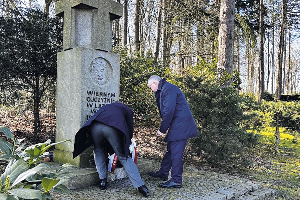 Kranzniederlegung am Ehrenmal.