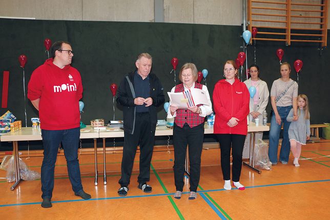 Jutta Voigt, 2. Vorsitzende des Kreissportverbands Ostholstein, hält die Laudatio auf „Turnlegende“ Erhard Braasch – flankiert von Wiebke Watzlawek (Stiftungen der Sparkasse Holstein) und Simon Lorenz (Sparkasse Holstein). Im Hintergrund Linda Osterkamp und Sina Bichels, die mit ihrer Bewerbung „alles ins Rollen gebracht haben“.