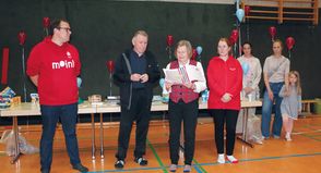 Jutta Voigt, 2. Vorsitzende des Kreissportverbands Ostholstein, hält die Laudatio auf „Turnlegende“ Erhard Braasch – flankiert von Wiebke Watzlawek (Stiftungen der Sparkasse Holstein) und Simon Lorenz (Sparkasse Holstein). Im Hintergrund Linda Osterkamp und Sina Bichels, die mit ihrer Bewerbung „alles ins Rollen gebracht haben“.