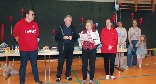 Jutta Voigt, 2. Vorsitzende des Kreissportverbands Ostholstein, hält die Laudatio auf „Turnlegende“ Erhard Braasch – flankiert von Wiebke Watzlawek (Stiftungen der Sparkasse Holstein) und Simon Lorenz (Sparkasse Holstein). Im Hintergrund Linda Osterkamp und Sina Bichels, die mit ihrer Bewerbung „alles ins Rollen gebracht haben“.