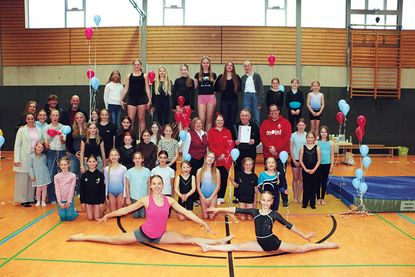 Der überraschte frischgebackene „Moin! Vereinsheld des Monats Oktober“ Erhard Braasch vom SV Olympia Bad Schwartau (mit Urkunde) beim Gruppenfoto.
