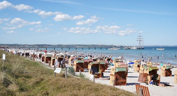 Sommer, Sonne, Ostseebrise: Zahlreiche Strandkörbe säumen den feinsandigen Strand von Scharbeutz.