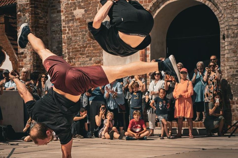 Parkour-Athlet Lukas Janku springt mit den Studierenden hinein in diese faszinierende Trendsportart.