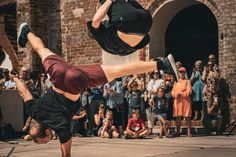 Parkour-Athlet Lukas Janku springt mit den Studierenden hinein in diese faszinierende Trendsportart.