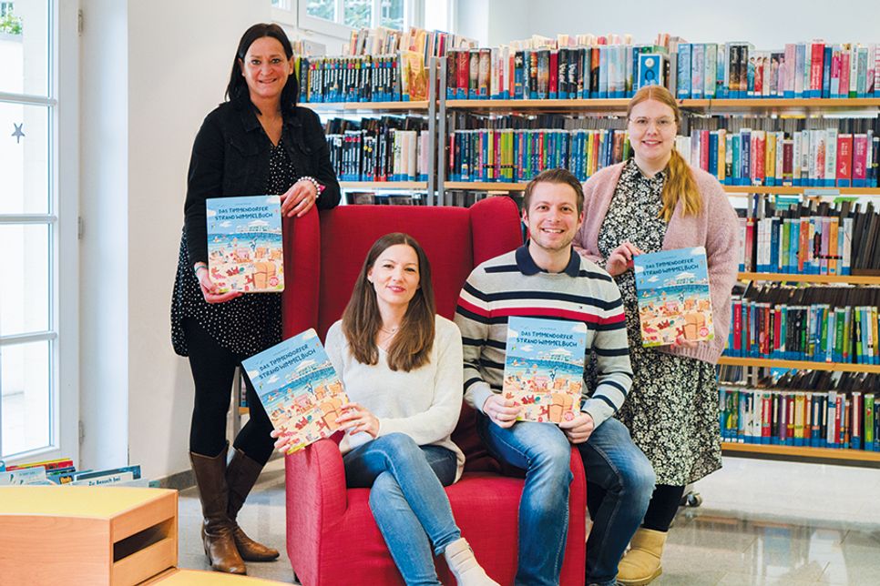 Marketingleiterin Silke Szymoniak (von links), Thea Fischer (Verlegerin Johannes Schimmsel Verlag), Philipp Fischer (Geschäftsführer Johannes Schimmsel Verlag) und Projektleiterin Lale Schoenberg bei der Präsentation des Wimmelbuches.