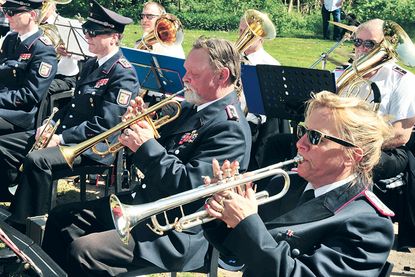 Andrea Kaacksteen (vorne) ist Trompeterin der ersten Stunde und leitet den Musikzug Stockelsdorf seit 30 Jahren.