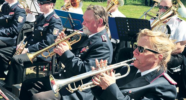Andrea Kaacksteen (vorne) ist Trompeterin der ersten Stunde und leitet den Musikzug Stockelsdorf seit 30 Jahren.