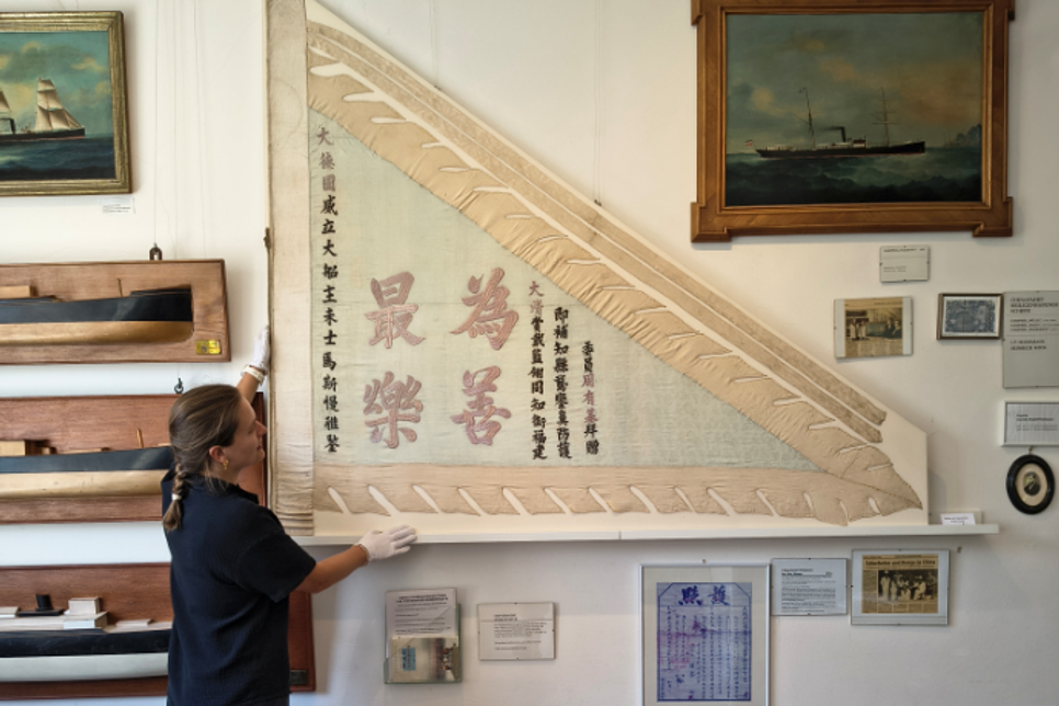 Restaurierte chinesische Seidenfahne kehrt ins Heimatmuseum zurück