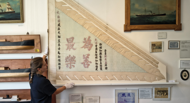 Restaurierte chinesische Seidenfahne kehrt ins Heimatmuseum zurück