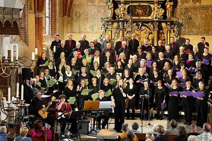 Die Chöre „Nordlicht“ und „Semme pur“ der Kirchengemeinde musizieren gemeinsam.