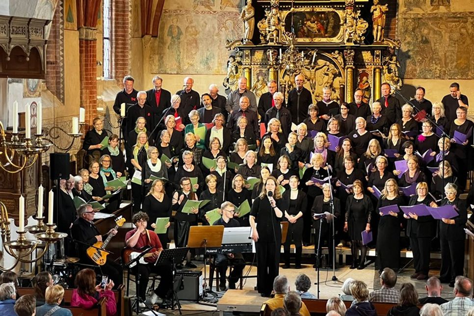 Die Chöre „Nordlicht“ und „Semme pur“ der Kirchengemeinde musizieren gemeinsam.
