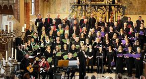 Die Chöre „Nordlicht“ und „Semme pur“ der Kirchengemeinde musizieren gemeinsam.