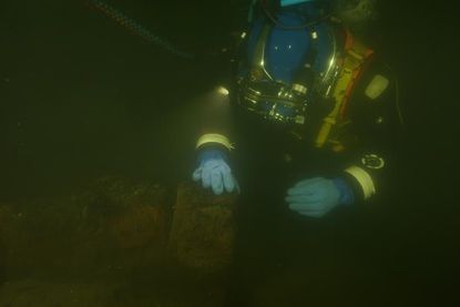 Unterwasserarchäologe Dr. Felix Rösch taucht mit den Studierenden ab zu einem Sensationsfund aus der Hansezeit.
