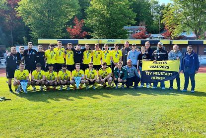 Die Mannschaft feierte ihren Aufstieg mit Fans, Angehörigen und Sponsoren.