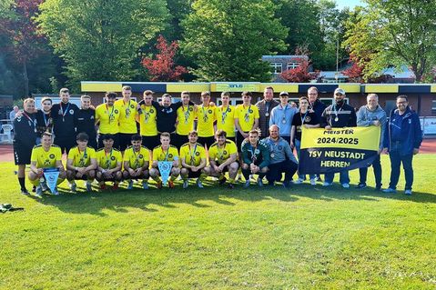 Die Mannschaft feierte ihren Aufstieg mit Fans, Angehörigen und Sponsoren.