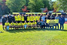 Die Mannschaft feierte ihren Aufstieg mit Fans, Angehörigen und Sponsoren.