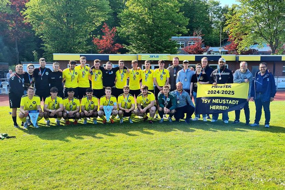 Die Mannschaft feierte ihren Aufstieg mit Fans, Angehörigen und Sponsoren.