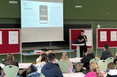 Eine weite Anreise für die Klassensprecherkonferenz: Mehr als 500 Bahnkilometer und fast neun Stunden Zugfahrt hatte der 20-jährige Jugendaktivist Leon Pelikan hinter sich, bevor er in der Mensa der Jacob-Lienau-Schule mit rund 60 Schülerinnen und Schülern arbeitete.