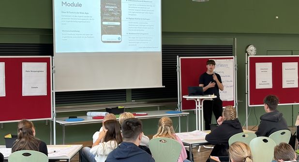 Eine weite Anreise für die Klassensprecherkonferenz: Mehr als 500 Bahnkilometer und fast neun Stunden Zugfahrt hatte der 20-jährige Jugendaktivist Leon Pelikan hinter sich, bevor er in der Mensa der Jacob-Lienau-Schule mit rund 60 Schülerinnen und Schülern arbeitete.