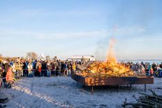 Osterfeuer direkt am Strand. (Foto: luebecker-bucht-ostsee.de)