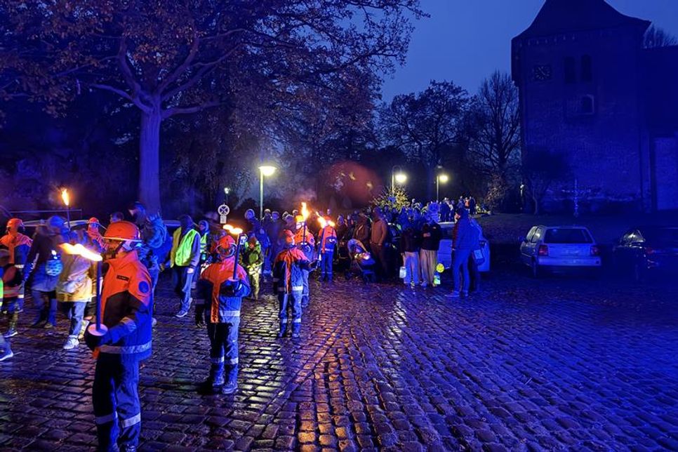 Für die Sicherheit beim Umzug sorgten die Jugendfeuerwehr Lensahn und die Polizei.