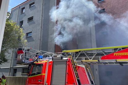 Sind noch Personen im Gebäude? Die Feuerwehr bringt eine Drehleiter in Stellung, um Menschen notfalls von außen retten zu können.