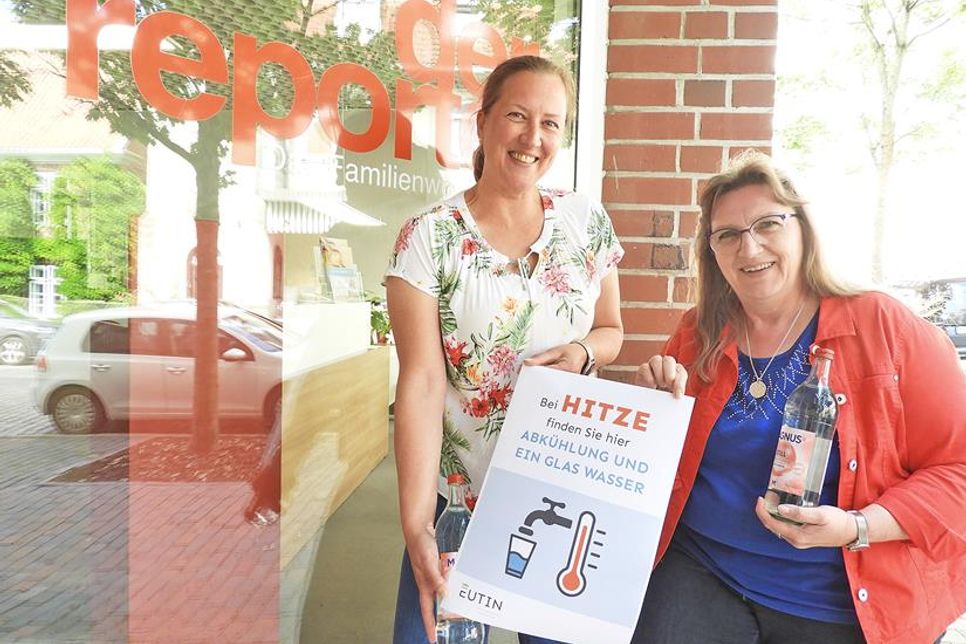 Der reporter ist auch in diesem Jahr dabei: in unserer Geschäftsstelle in der Lübecker Straße 12 finden Sie während unserer Öffnungszeiten Schatten und Wasser. Scheuen Sie sich nicht, unser Team – hier Susanne Handt und Silke Mildner (re.) – anzusprechen.