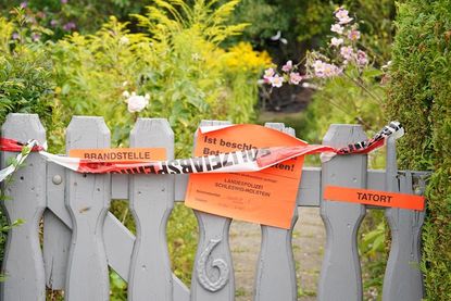 Die Kriminalpolizei ermittelt wegen Brandstiftung und sucht Zeugen.
