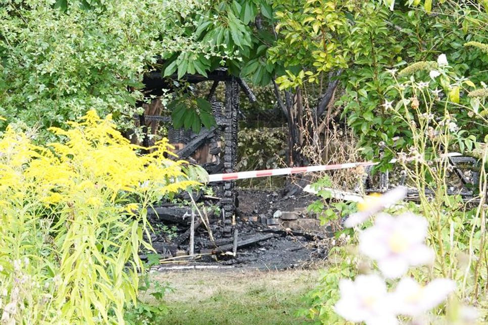 Die Laube wurde durch das Feuer vollständig zerstört.