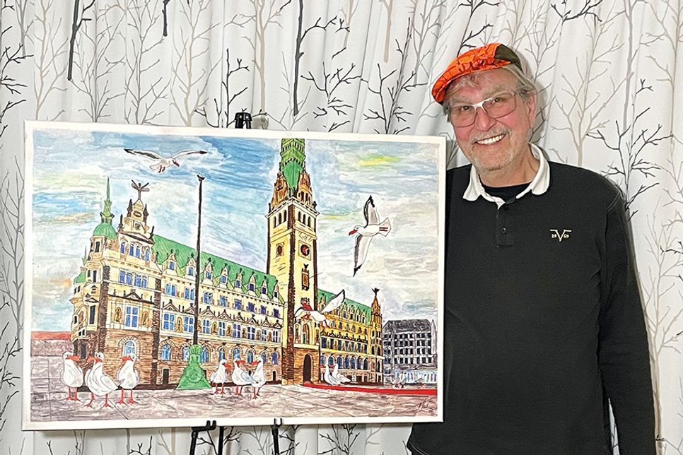 Der Timmendorfer Künstler Udo Cordes mit einem seiner Kunstwerke.