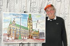 Der Timmendorfer Künstler Udo Cordes mit einem seiner Kunstwerke.