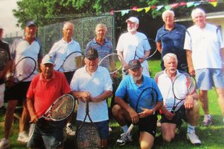 Beim Heikendorfer SV sind auch ältere Tennissportler wie Herbert Roosch sehr aktiv. Das Bild zeigt (obere Reihe v. l.) Wulf Sick, Uwe Sacht Horst Schneekloth, Horst Wiese, Hans Skorsinski, Peter Piel und Peter Hensel sowie (unten) Herbert Roosch, Klaus Knecht, Rolf Bieberich und Karl Scharpf.