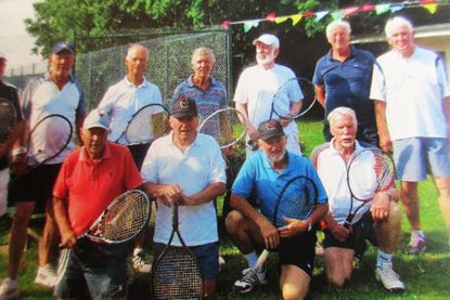 Beim Heikendorfer SV sind auch ältere Tennissportler wie Herbert Roosch sehr aktiv. Das Bild zeigt (obere Reihe v. l.) Wulf Sick, Uwe Sacht Horst Schneekloth, Horst Wiese, Hans Skorsinski, Peter Piel und Peter Hensel sowie (unten) Herbert Roosch, Klaus Knecht, Rolf Bieberich und Karl Scharpf.