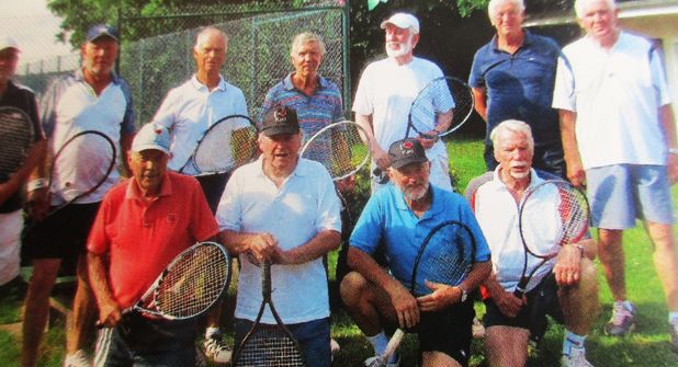 Beim Heikendorfer SV sind auch ältere Tennissportler wie Herbert Roosch sehr aktiv. Das Bild zeigt (obere Reihe v. l.) Wulf Sick, Uwe Sacht Horst Schneekloth, Horst Wiese, Hans Skorsinski, Peter Piel und Peter Hensel sowie (unten) Herbert Roosch, Klaus Knecht, Rolf Bieberich und Karl Scharpf.