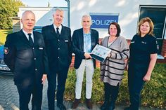 Der ehemalige Innenminister Andreas Breitner, Vorsitzender von HUPF, überreicht der Polizeikommissarin Silke Anders, die im Einsatz vor einem Jahr schwer verletzt wurde, ein Buch und einen Gutschein für eine Erholungsmaßnahme im Erzgebirge.