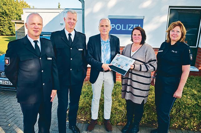 Der ehemalige Innenminister Andreas Breitner, Vorsitzender von HUPF, überreicht der Polizeikommissarin Silke Anders, die im Einsatz vor einem Jahr schwer verletzt wurde, ein Buch und einen Gutschein für eine Erholungsmaßnahme im Erzgebirge.