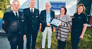 Der ehemalige Innenminister Andreas Breitner, Vorsitzender von HUPF, überreicht der Polizeikommissarin Silke Anders, die im Einsatz vor einem Jahr schwer verletzt wurde, ein Buch und einen Gutschein für eine Erholungsmaßnahme im Erzgebirge.