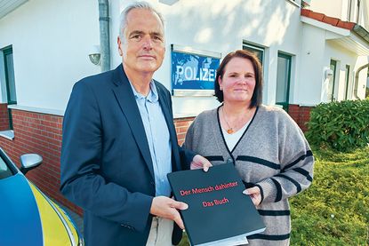 Der ehemalige Innenminister Andreas Breitner, Vorsitzender von HUPF, überreicht Polizeikommissarin Silke Anders im Beisein von Revierleiter Detlef Frase (links), Behördenleiter Bernd Olbrich und Stationsleiterin Wiebke Büchner (rechts) den Gutschein für den kurzen Kuraufenthalt.