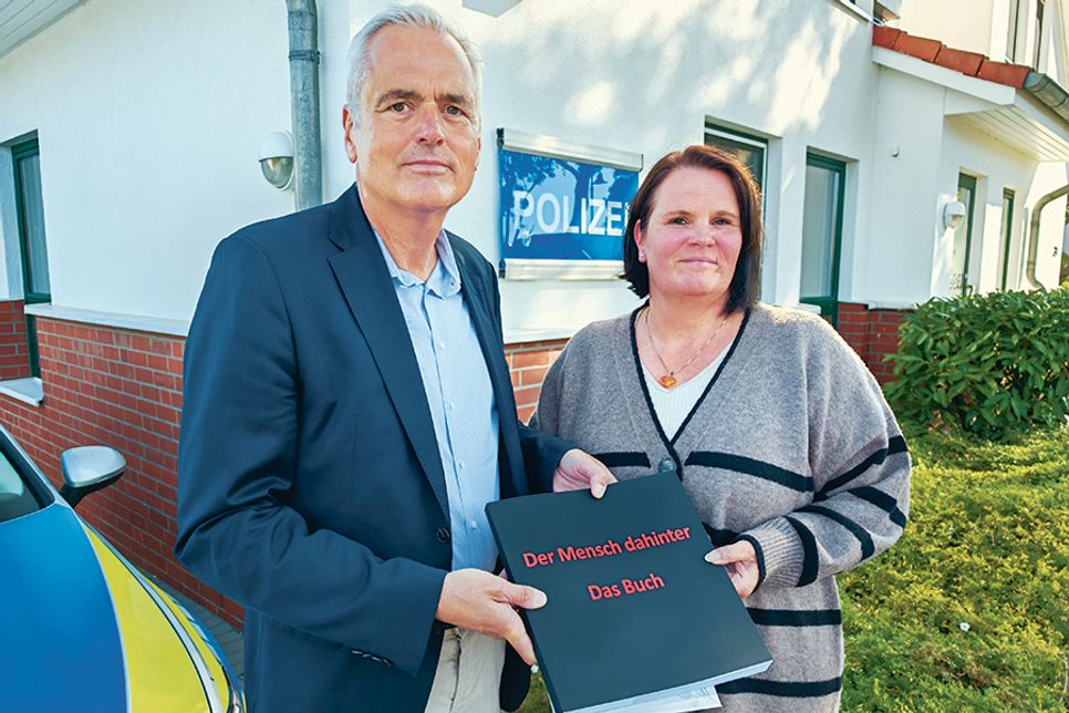 Der ehemalige Innenminister Andreas Breitner, Vorsitzender von HUPF, überreicht Polizeikommissarin Silke Anders im Beisein von Revierleiter Detlef Frase (links), Behördenleiter Bernd Olbrich und Stationsleiterin Wiebke Büchner (rechts) den Gutschein für den kurzen Kuraufenthalt.