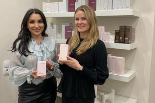 Inhaberin Marina Schlüter (lks.) und ihre Mitarbeiterin Georgina Freudenberg präsentieren die neue Produktlinie.