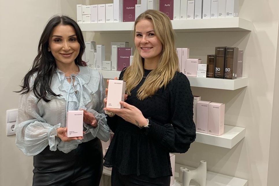 Inhaberin Marina Schlüter (lks.) und ihre Mitarbeiterin Georgina Freudenberg präsentieren die neue Produktlinie.