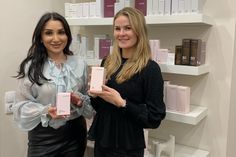 Inhaberin Marina Schlüter (lks.) und ihre Mitarbeiterin Georgina Freudenberg präsentieren die neue Produktlinie.