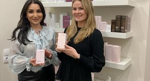 Inhaberin Marina Schlüter (lks.) und ihre Mitarbeiterin Georgina Freudenberg präsentieren die neue Produktlinie.