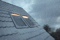 Eine Velux Studie zeigte 2024, dass der Austausch typischer 20-30 Jahre alter Dachfenster gegen neue Modelle mit 3-fach-Verglasung den Bedarf an Heizenergie um 17 Prozent senken kann.