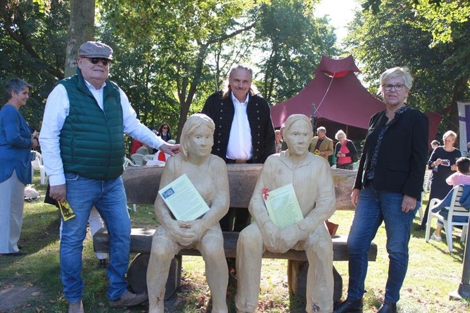 Bürgermeisterin Kirsten Sköries, Künstler Stephan Guber und 1. Vorsitzender des Fördervereins zum Erhalt der St. Jürgen Kirche Hans-W. Zühlke (v. re.).