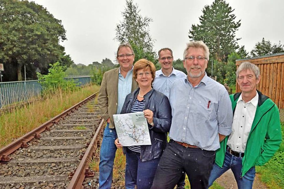 Die Vertreter der Kommunen Plöns Bürgermeister Lars Winter, Bürgermeisterin Silke Roßmann, Wankendorf,  Frank Neufeind, Stadt Plön, Fachbereich Wirtschaftsförderung sowie Dipl.-Ing. Eckart Schäfer, Bauleitplanung des Kreises Plön und Detlev Schulz, Stadtplanung für öffentlichen Personennahverkehr der Stadt Neumünster setzen sich für die Reaktivierung der Bahnstrecke Neumünster-Ascheberg ein.